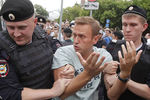 Полицейские задерживают Алексея Навального на акции в поддержку журналиста И.Голунова на Петровке