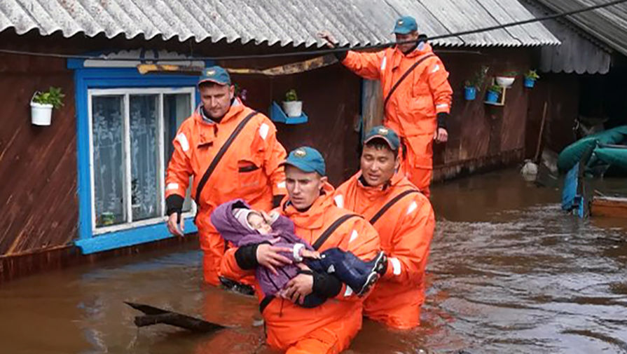 Спасатели МЧС в подтопленном районе Тулуна, 30 июня 2019 года