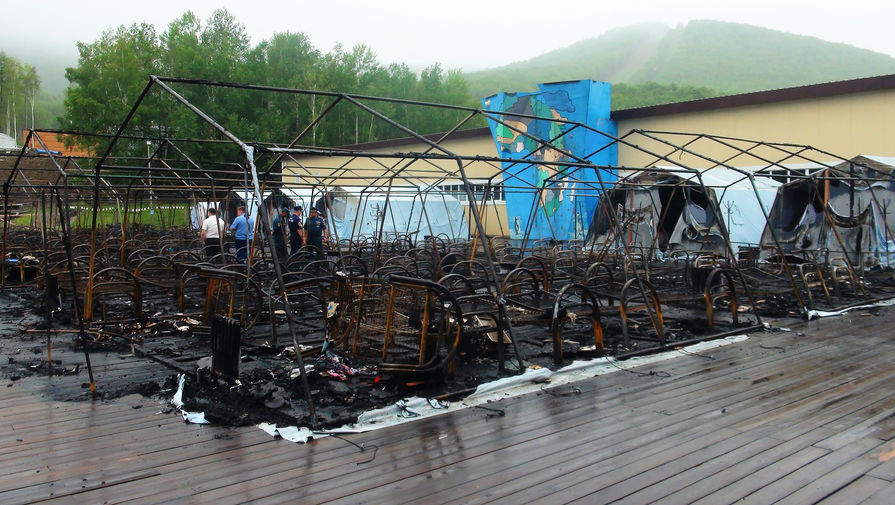 Последствия пожара в палаточном лагере «Холдоми», где погибли четыре ребенка, 23 июля 2019 года