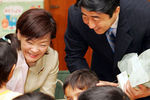Премьер-министр Японии Синдзо Абэ и его жена Акиэ общаются с детьми в японской школе в Абу-Даби, 2007 год