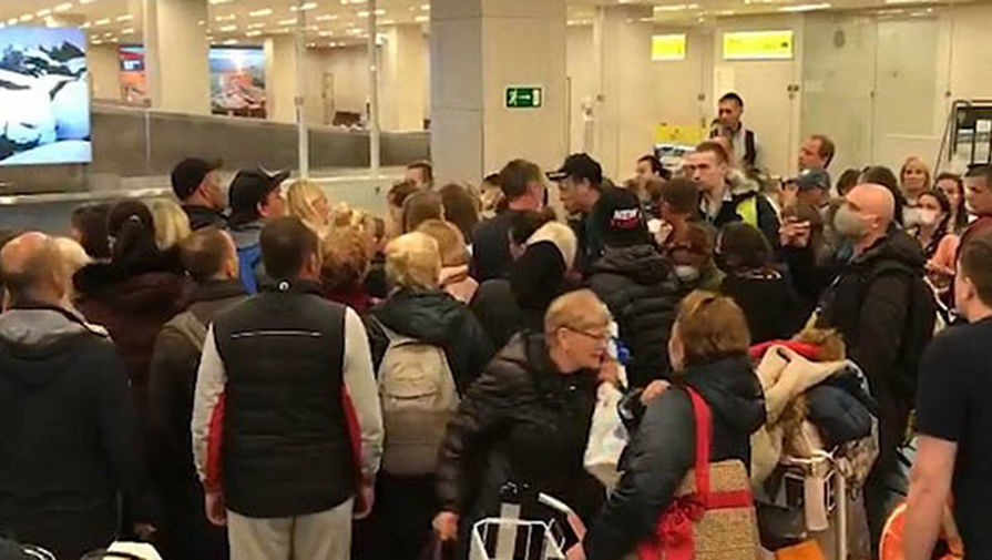 "Бланки закончились": как красноярцы пошли на штурм в аэропорту