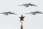 Дальние бомбардировщики Ту-95МС на воздушном параде Победы в Москве, 9 мая 2020 года