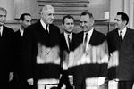 Председатель Совета Министров СССР Алексей Косыгин (второй справа) и министр иностранных дел Андрей Громыко (первый справа) встречают в Кремле президента Франции Шарля де Голля, 1966 год