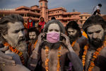 Во время религиозного обряда на фестивале Кумбха Мела, Индия, апрель 2021 года
