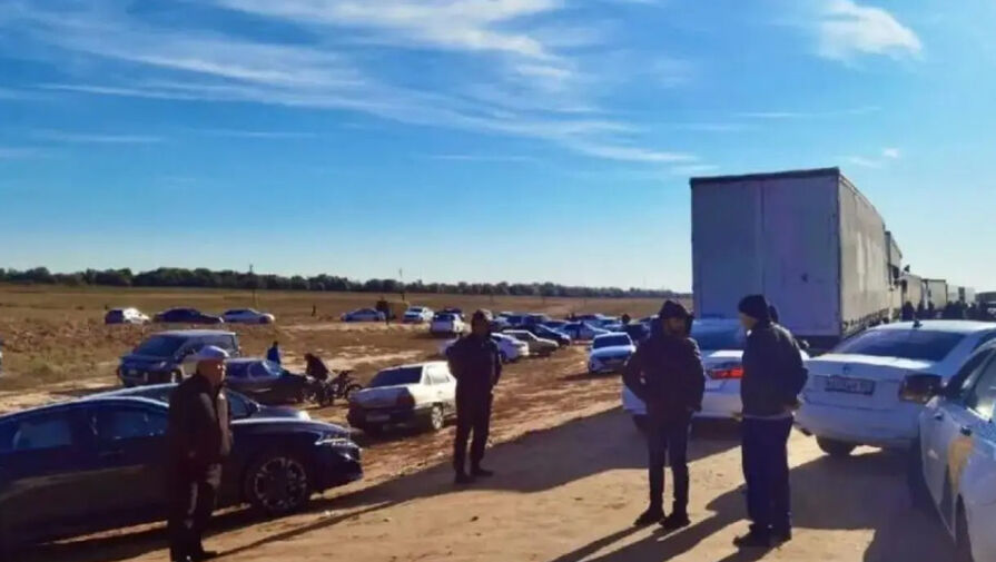 СМИ: мародеры грабят машины россиян, оставленные на границе с Казахстаном