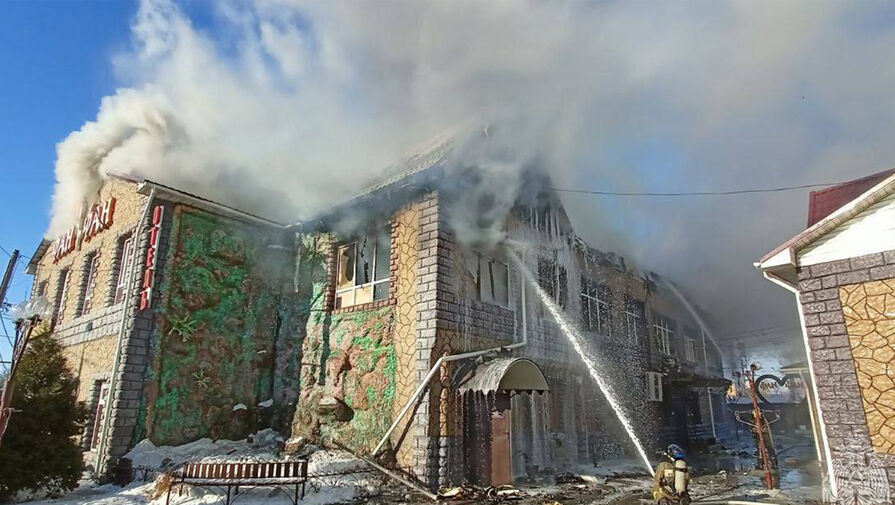 В Омске спасатели тушат пожар в ресторанно-гостиничном комплексе