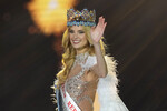 Победительница Кристина Пышкова из Чехии во время церемонии награждения конкурса «Мисс Мира 2024» в Мумбаи, Индия, 9 марта 2024 года
