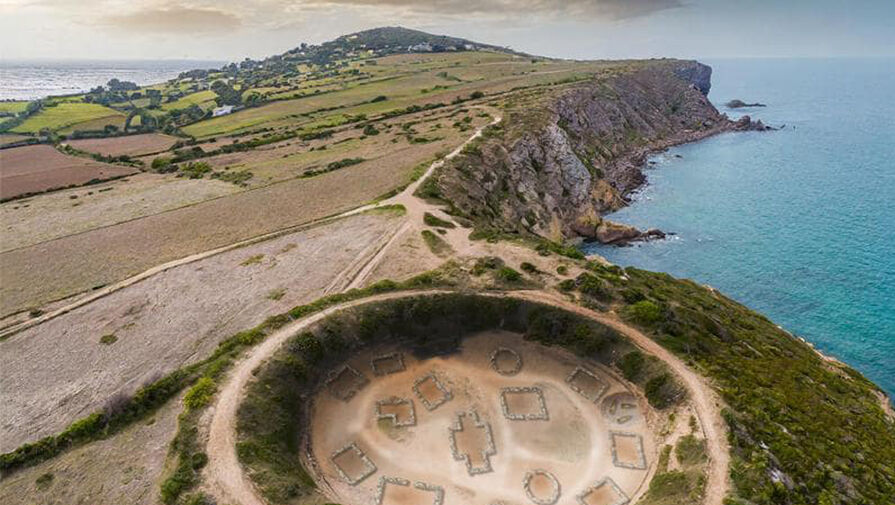 Во Франции обнаружили круглую кельтскую деревню на берегу моря