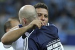 Зидан приветствует своего бывшего партнера по «Реалу» Роналдо