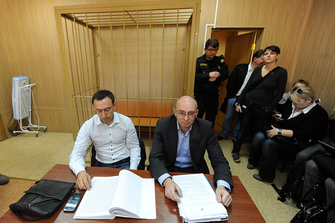 Обвиняемый по делу Магнитского Дмитрий Кратов (справа на первом плане)
