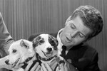 Ван Клиберн с собаками Белкой и Стрелкой, слетавшими в космос. 1960 год