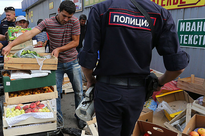 МВД провело рейды по московским рынкам,в ходе которых были задержаны более 1000 человек