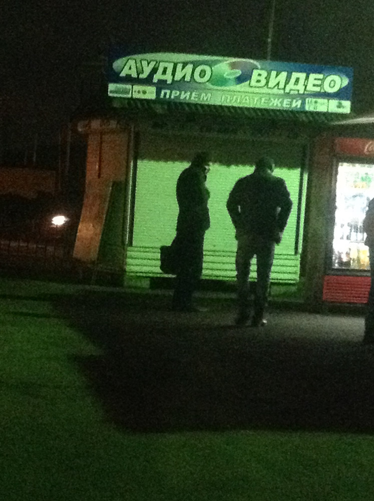 Олег Мельников у палатки на строительном рынке в Мамырях со связным Рамазаном