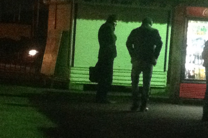 Олег Мельников у палатки на строительном рынке в Мамырях со связным Рамазаном