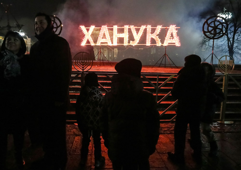 Во время празднования Хануки на площади Революции