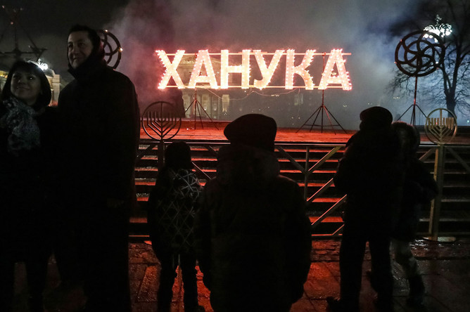 Во время празднования Хануки на площади Революции