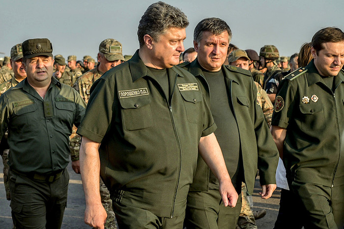 Президент Украины Петр Порошенко на встрече с военнослужащими во время рабочей поездки в город Мариуполь Донецкой области