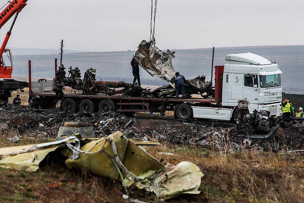 Погрузка обломков пассажирского самолета «Малайзийских авиалиний» Boeing 777, разбившегося 17 июля в районе села Грабово