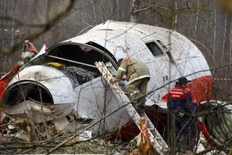 Обломки самолета Ту-154, упавшего в районе Смоленска