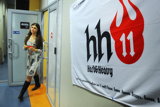 У входа в офис группы компаний HeadHunter