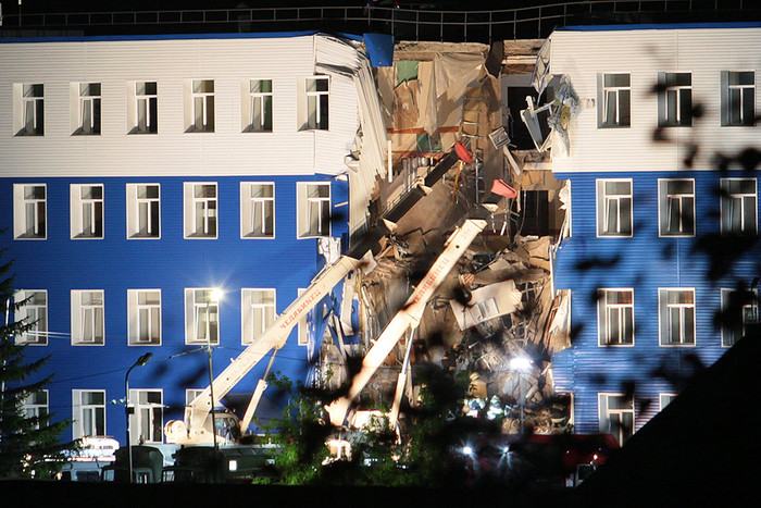 На месте обрушения здания учебного центра ВДВ
