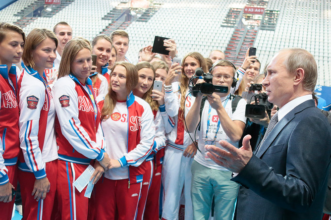Владимир Путин на встрече с членами российской сборной перед церемонией открытия 16-го чемпионата мира ФИНА по водным видам спорта на стадионе «Казань Арена»