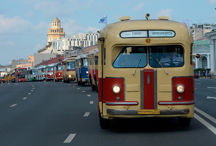 Колонна раритетных автобусов на&nbsp;Садовом кольце в&nbsp;Москве, 8&nbsp;августа 2015&nbsp;года