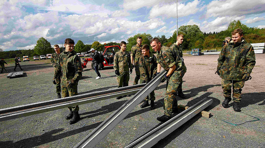 Военнослужащие Германии сооружают тенты для&nbsp;нелегальных мигрантов недалеко от границы 