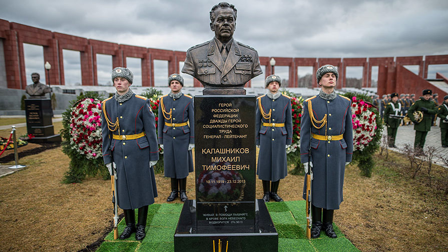 Памятник Михаилу Калашникову, открытие которого состоялось на&nbsp;военном мемориальном кладбище в&nbsp;Мытищах в&nbsp;Московской области