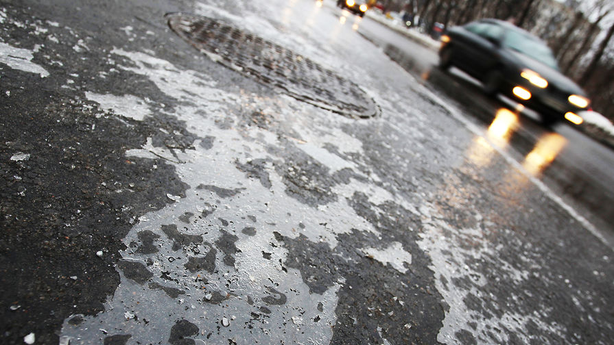 Лед на дороге на Зеленодольской улице в Москве