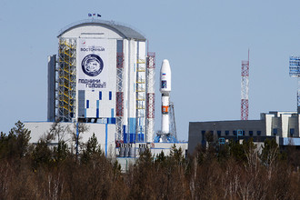 Ракета-носитель «Союз-2.1а» с российскими космическими аппаратами «Ломоносов», «Аист-2Д» и наноспутником SamSat-218 на стартовом комплексе космодрома Восточный