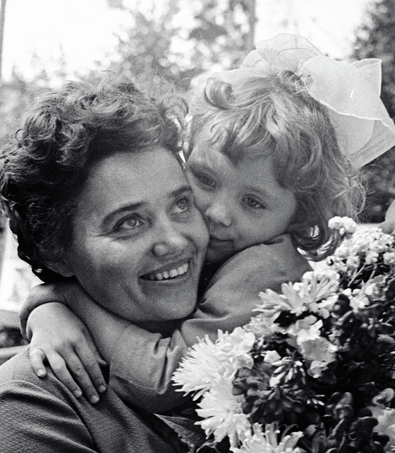 15249 15.08.1962 Марина и Наташа Попович счастливы: Павел Попович благополучно приземлился. А. Поликашин / РИА Новости