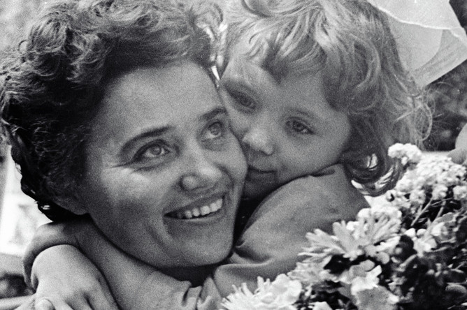 15249 15.08.1962 Марина и Наташа Попович счастливы: Павел Попович благополучно приземлился. А. Поликашин / РИА Новости