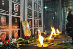 Цветы и свечи у траурной стойки с именами пассажиров, погибших при крушении «Невского экспресса» в 2009 году, на Ленинградском вокзале