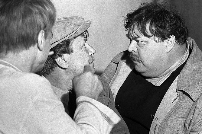 Сцена из фильма «Самоубийца» (1990)