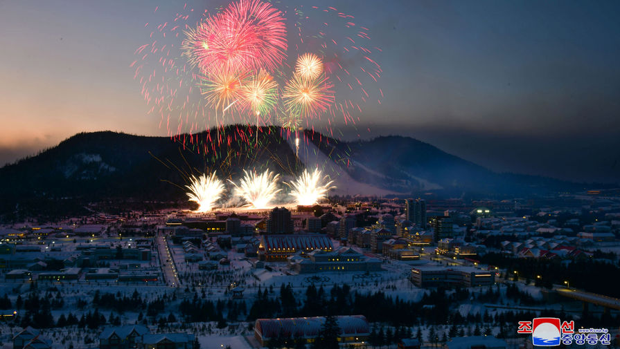 Салют в&nbsp;честь завершения строительства города Самджиён у&nbsp;горы Пэктусан, фотография опубликована агентством ЦТАК 2 декабря 2019 года