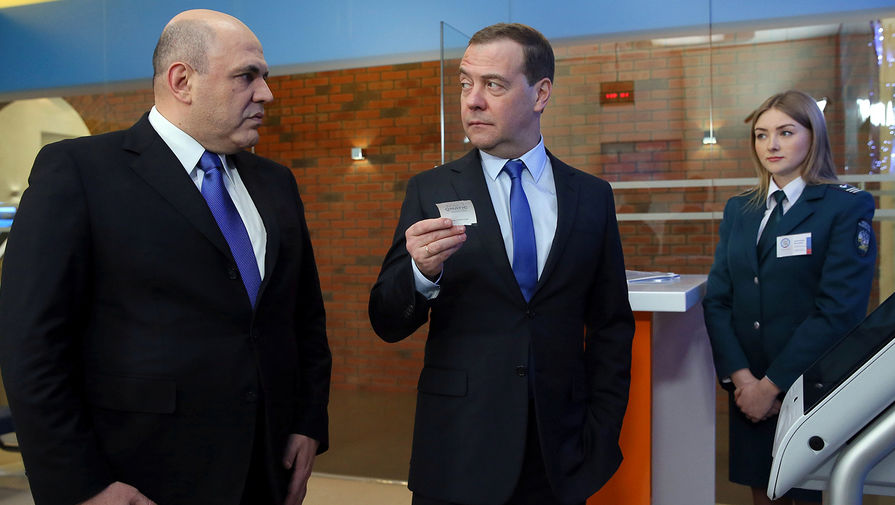 Председатель правительства РФ Дмитрий Медведев и руководитель ФНС РФ Михаил Мишустин (слева) во время посещения Федеральной налоговой службы РФ, 13 февраля 2019 года 