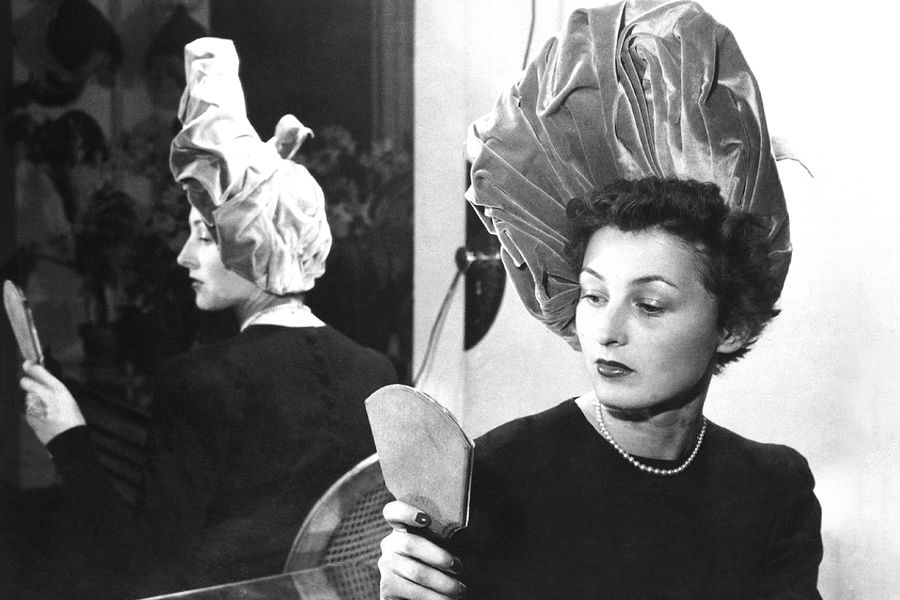 Участница модного показа в Париже, 4 октября 1944 года