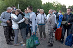 Встреча пассажиров, эвакуированных с места аварийной посадки самолета Ан-28 в Томской области, 16 июля 2021 года