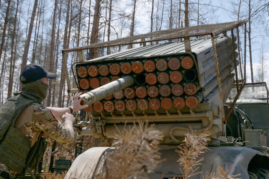 Работа артиллерийских расчетов РСЗО БМ-21 «Град» ЦВО на Краснолиманском направлении в ЛНР