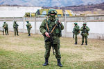 Военнослужащие у военной базы в селе Перевальное недалеко от Симферополя в Крыму
