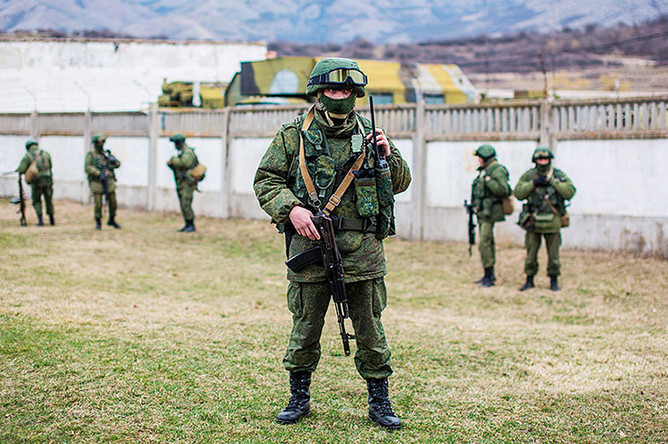 Военнослужащие у военной базы в селе Перевальное недалеко от Симферополя в Крыму