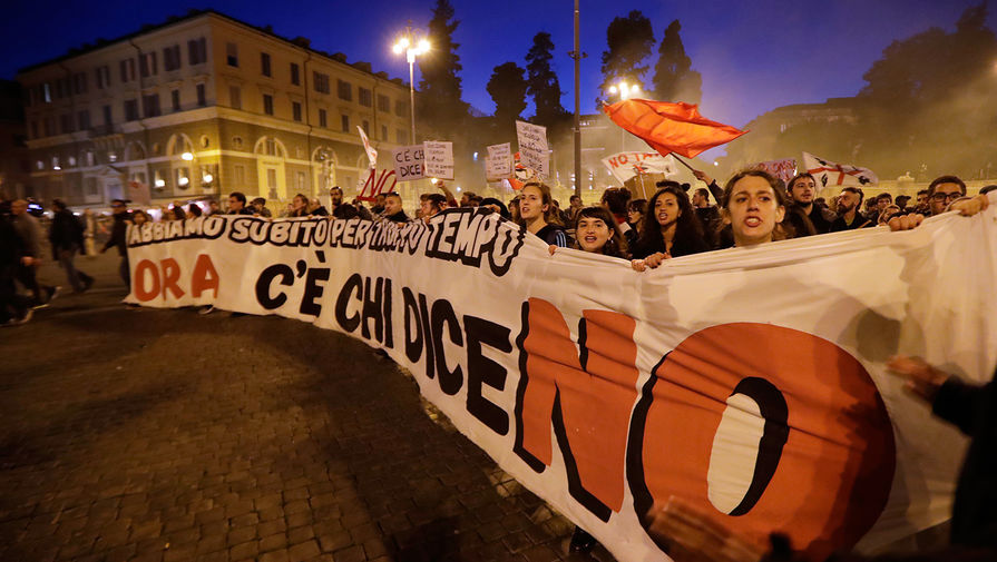 Плакат с надписью по-итальянски «Некоторые говорят нет» во время демонстрации в Риме в преддверии референдума по конституционной реформе