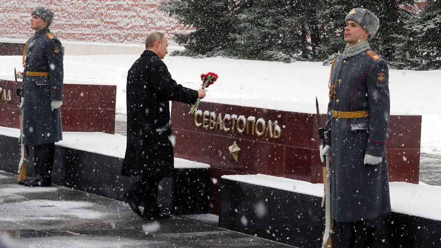 Российский президент Владимир Путин на&nbsp;церемонии возложения цветов у&nbsp;Кремлевской стены, 23&nbsp;февраля 2017&nbsp;года