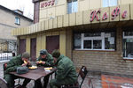 Военные на веранде кафе в Дебальцево, 19 февраля 2018 год