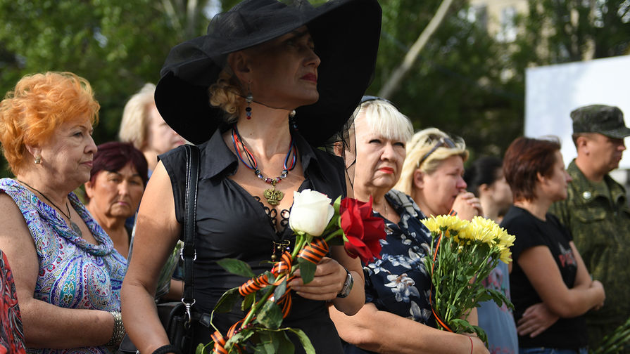 Местные жители на церемонии прощания с главой ДНР Александром Захарченко в Донецке, 2 сентября 2018 года