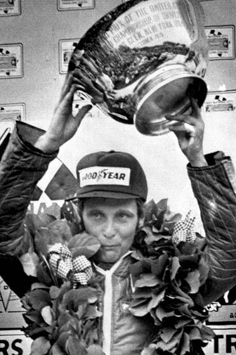 Ники Лауда с кубком Гран-При США после гонки на трассе Уоткинс-Глен, 1975 год