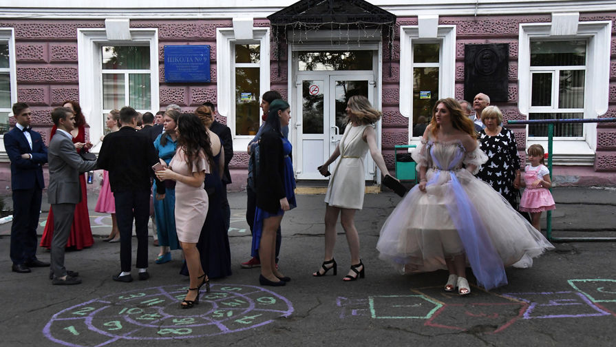 Выпускники после празднования школьного выпускного во Владивостоке, 22 июня 2019 года