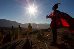 Молодежь в костюмах в чилийском поселке Ла-Игера накануне солнечного затмения, 1 июля 2019 года