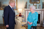 Борис Джонсон во время встречи с королевой Елизаветой II в Букингемском дворце, 24 июля 2019 года
